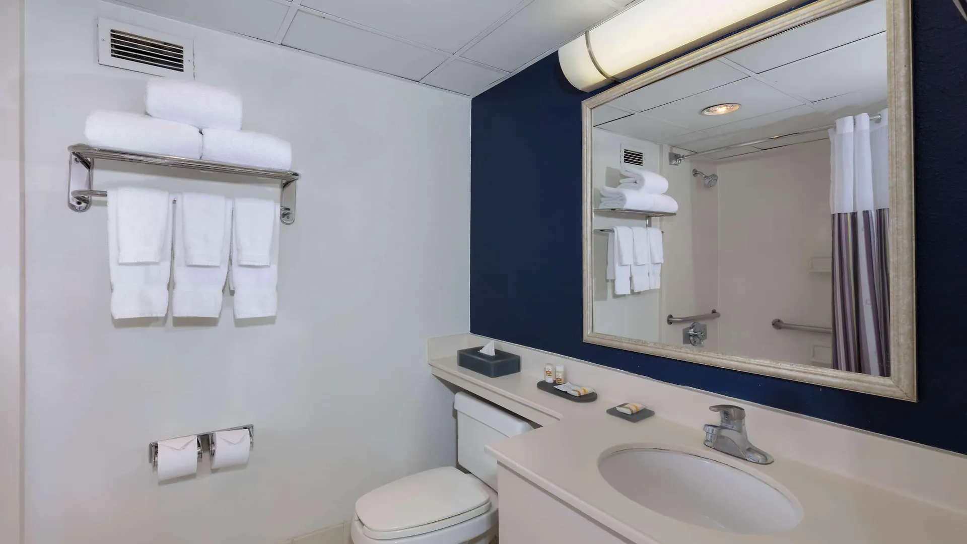 La Quinta By Wyndham Secaucus Meadowlands Hotel