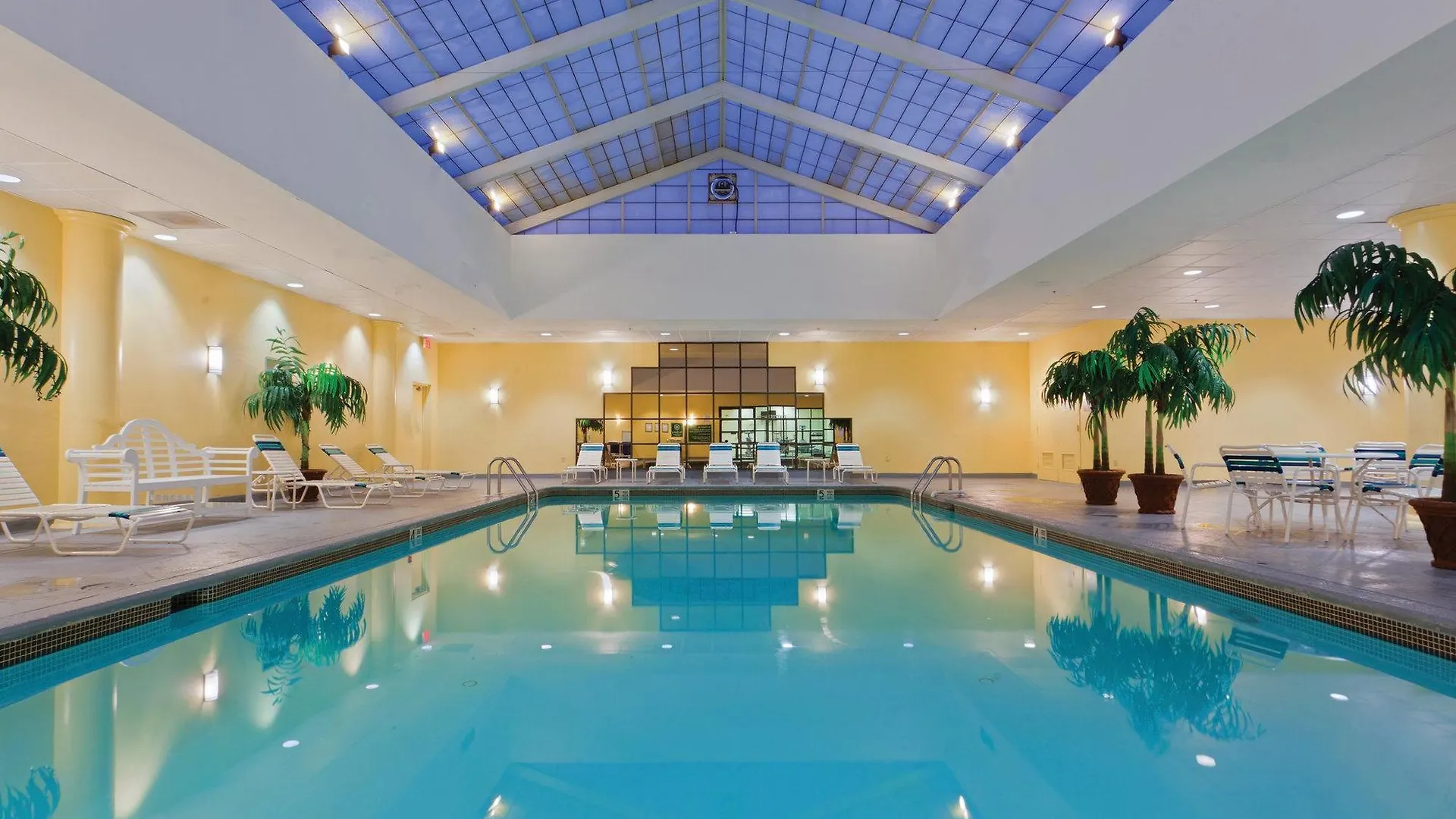 Отель La Quinta By Wyndham Secaucus Meadowlands